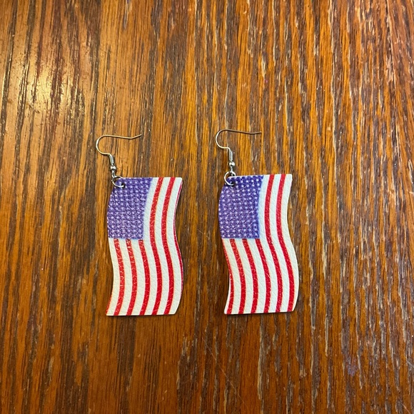 🇺🇸American Waving Flag Silver Hook PU Leather Hanging Earrings! - Picture 3 of 6